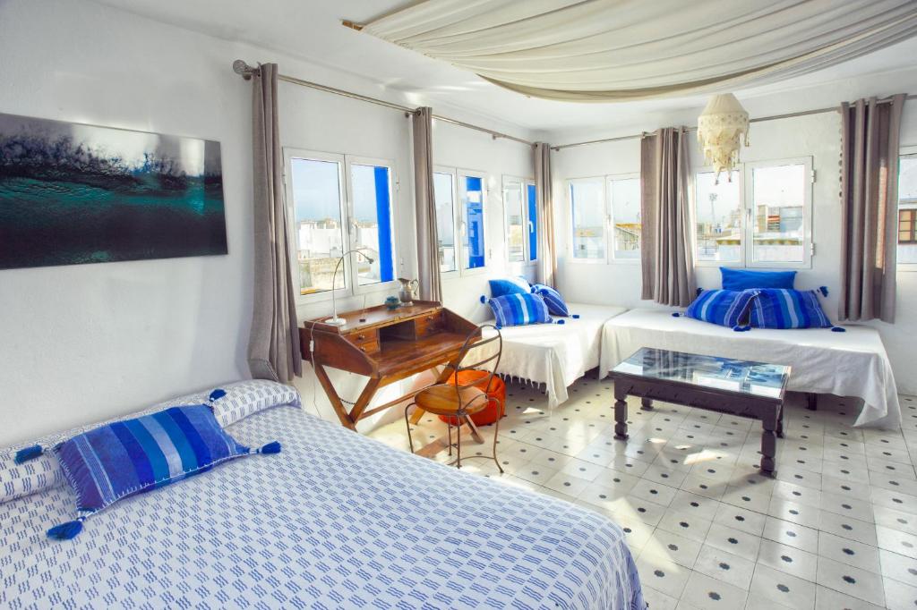 塔里法塔里法明星酒店的酒店客房设有两张床和钢琴