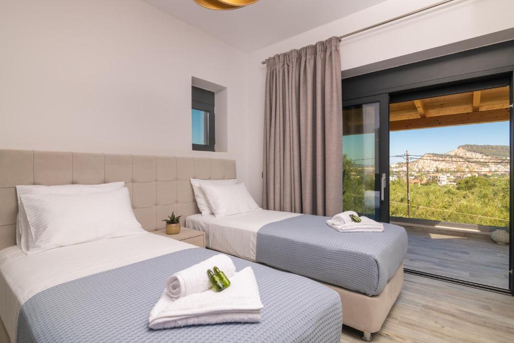 阿凯松Villa Olive Green的酒店客房设有两张床和一个阳台。