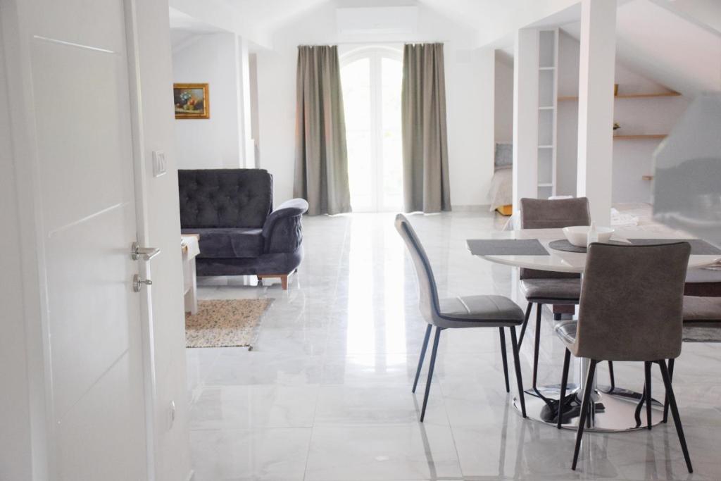 哥鲁拜克Villa Bella的用餐室以及带桌椅的起居室。