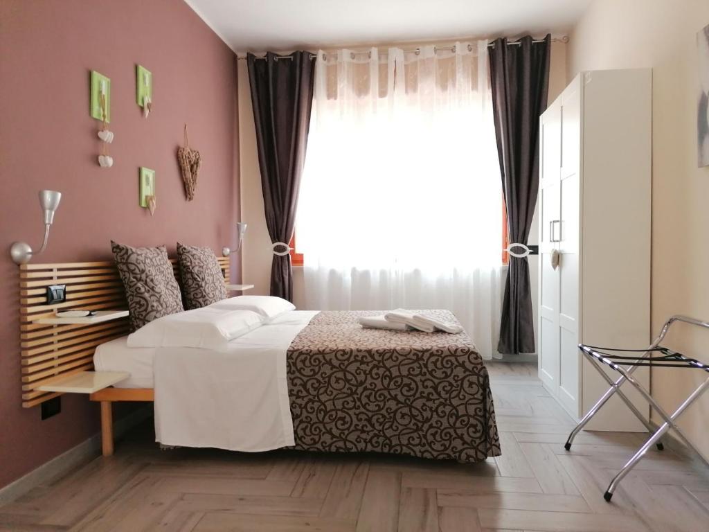 维罗纳阿莫尼亚住宿加早餐旅馆的一间卧室设有一张床和一个窗口