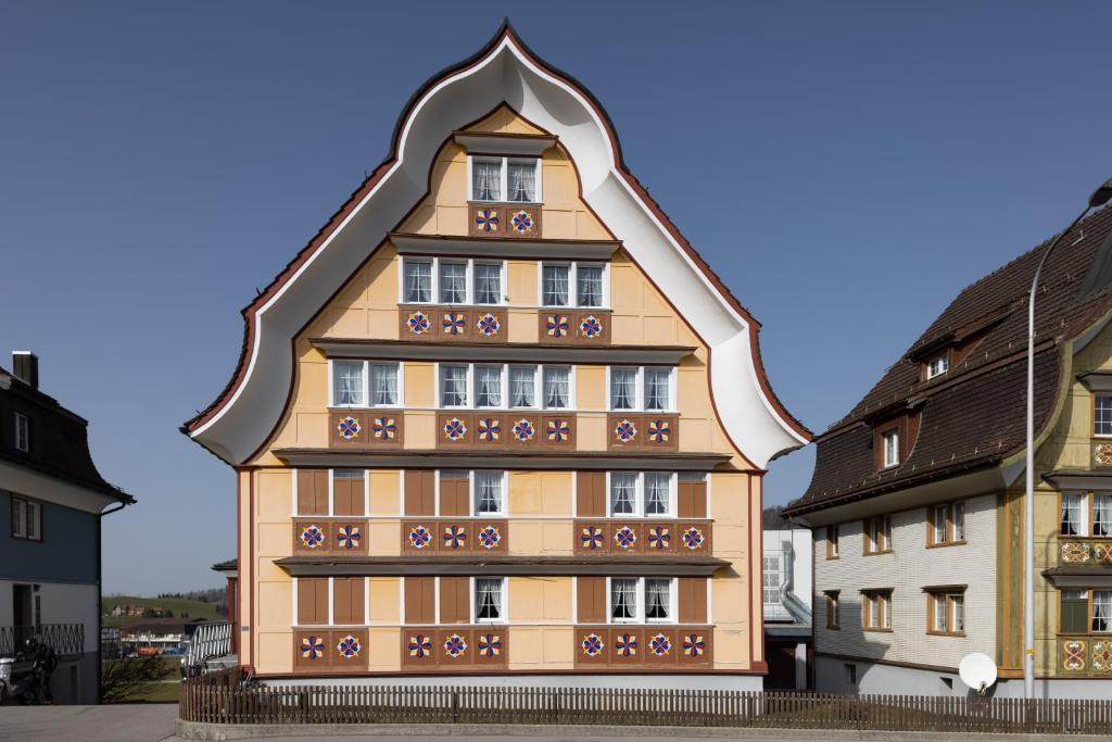 阿彭策尔Blattenheimat - im traditionellen Appenzeller Haus的一座高高的建筑,有三角形的屋顶