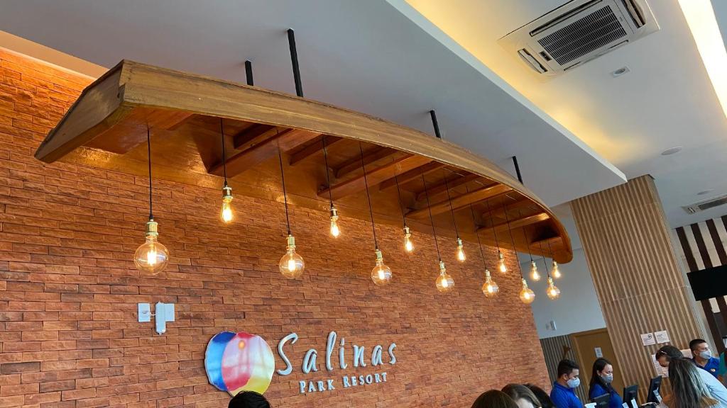萨利诺波利斯SALINAS PARK RESORT的挂在砖墙上的一束灯