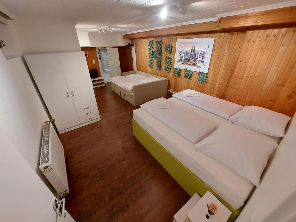 科隆Basement Apartment的一间小卧室,房间内设有一张大床