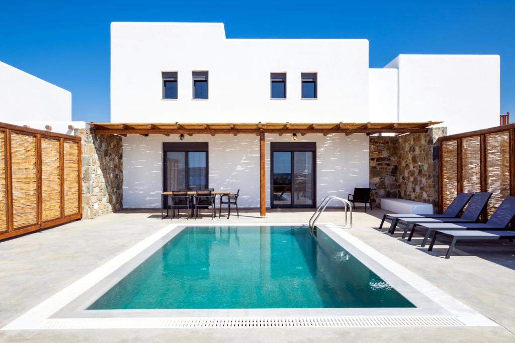 卡尔帕索斯Cato Agro 2, Seafront Villa with Private Pool的一座带游泳池和房子的别墅