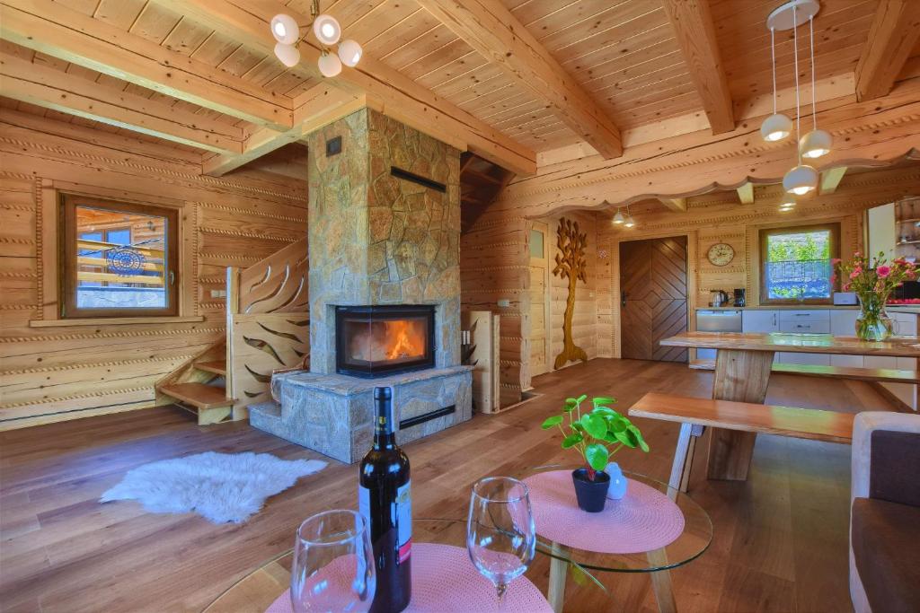 伊斯泰布纳Domki inNatura的小木屋内带壁炉的客厅