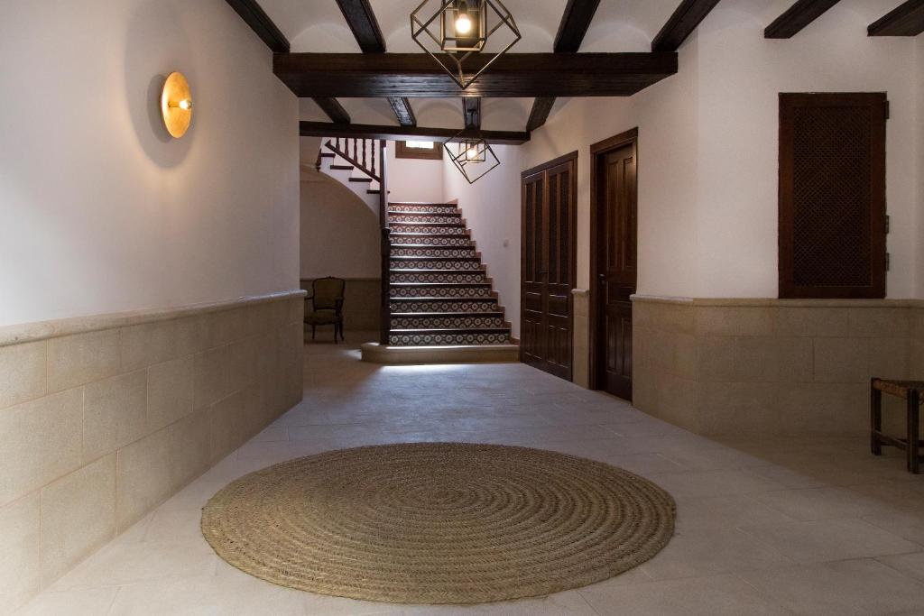 鲁比罗德莫拉CASA RURAL ADUANA的走廊上设有螺旋楼梯,地板上铺有地毯