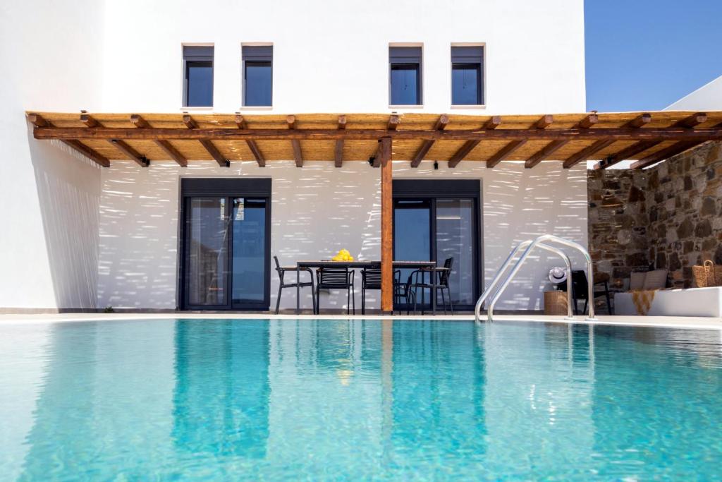 卡尔帕索斯Cato Agro 4, Seafront Villa with Private Pool的一座带游泳池和房子的别墅