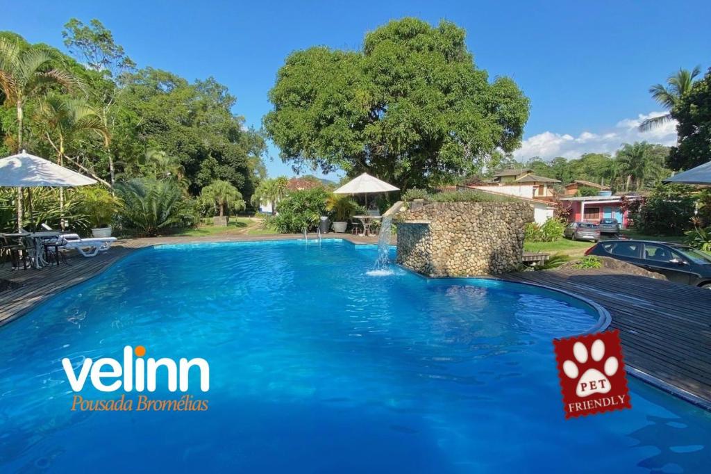 伊利亚贝拉VELINN Pousada Bromelias的游泳池别墅,带游泳池和度假村