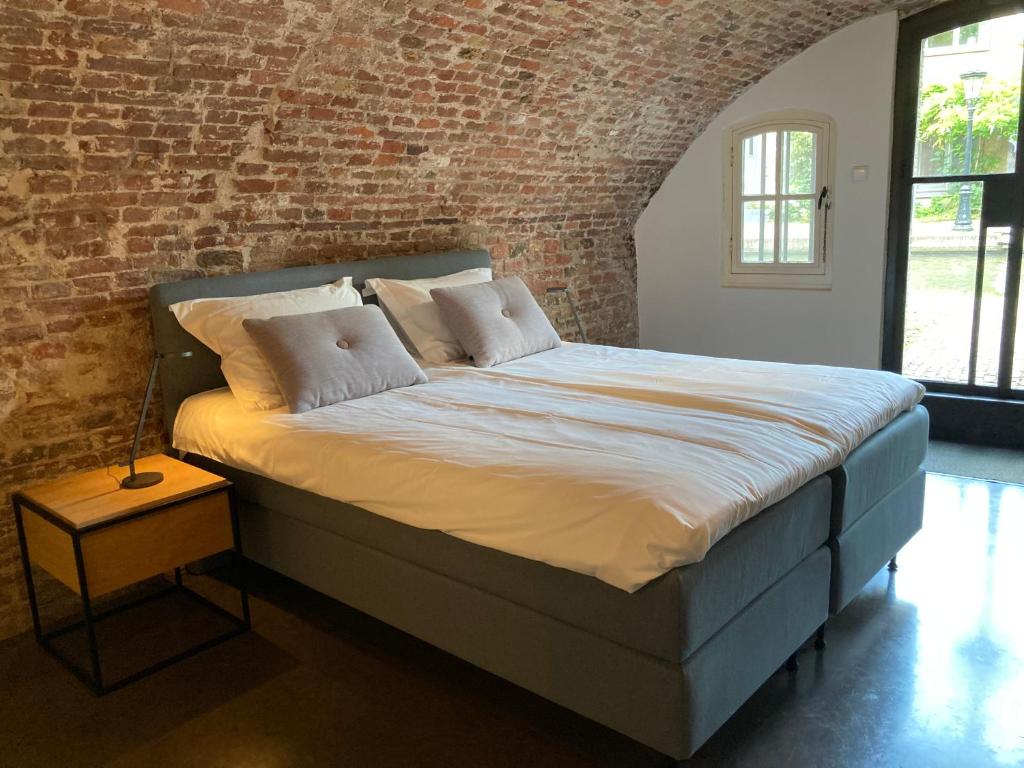 乌得勒支De Hoendervorst的砖墙客房内的一张大床