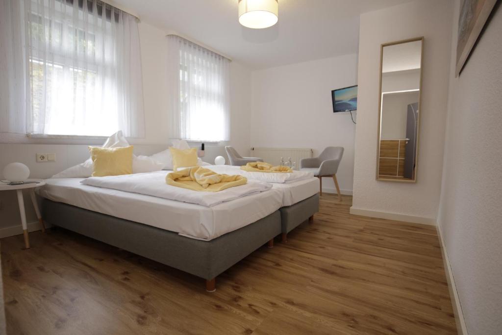 劳沙贝克酒店的一间卧室配有一张带白色床单和黄色枕头的大床。