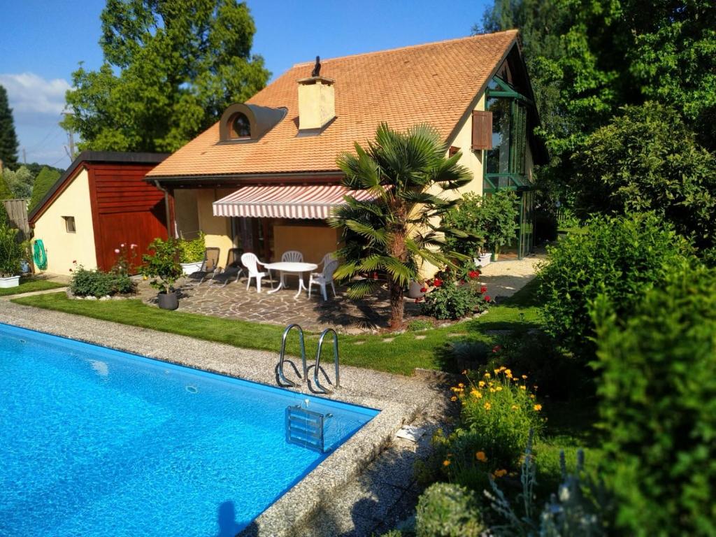 罗马内勒Guest House La Sereine的房屋前有游泳池的房子