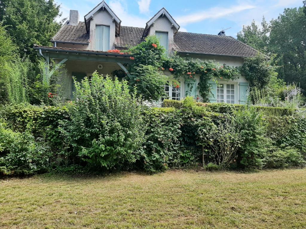 LuzechL'orée du bois的前面有一堆灌木的房子