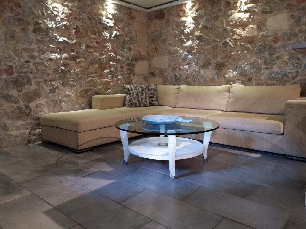 雅典Stone House的客厅配有沙发和桌子