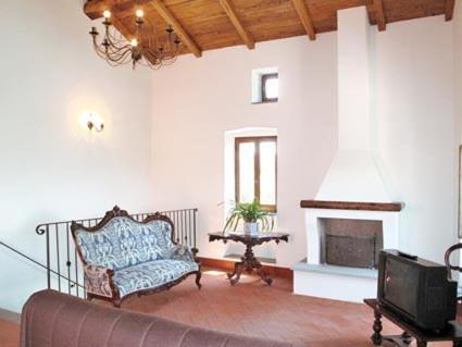 BolanoAgriturismo La Villa的带沙发和壁炉的客厅
