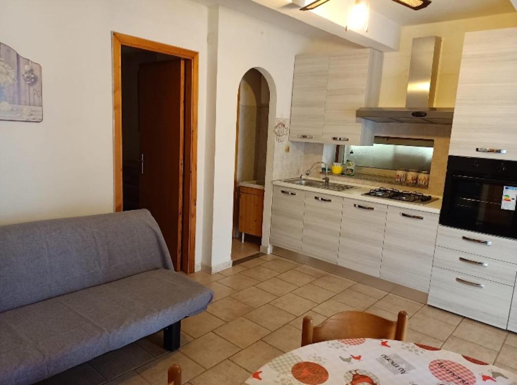 特罗佩阿Casa Vacanze Calabria的一间配有沙发和桌子的厨房