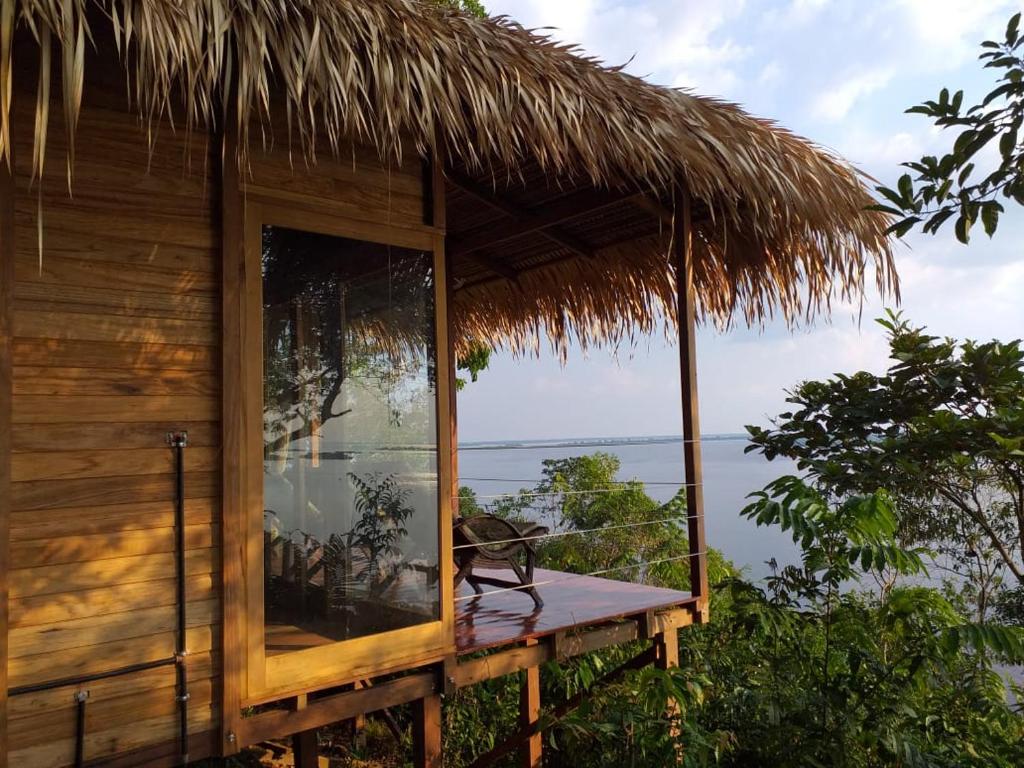 ManacapuruAlta Vista Amazon Lodge的小屋设有大窗户,享有水景