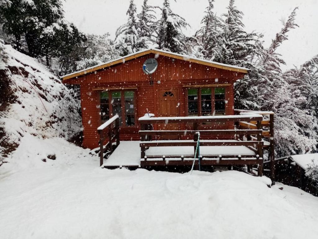 圣何塞德迈波Cabañas Lomas del Manzano的雪地小屋,前面设有长凳