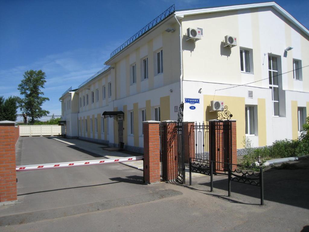 鄂木斯克Podkova Omsk na Prospekte Gubkina的前面有门的白色建筑