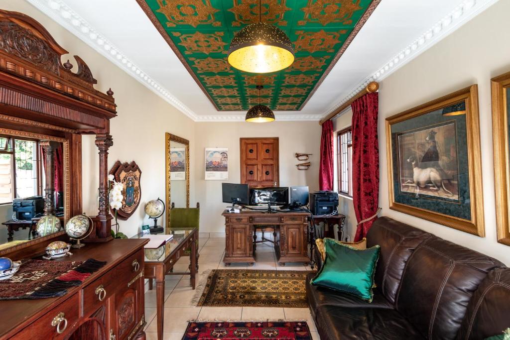 乔治Antiqua Guest House的客厅配有沙发和桌子