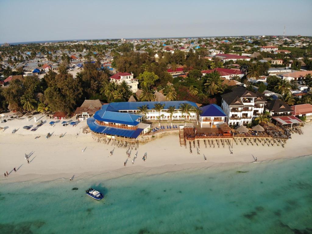 南威Zenobia Beach Resort的海滩上的度假村的空中景观