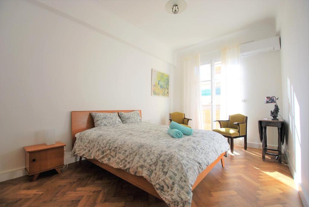 尼斯Les Gérardines by EnjoyNice, 3-room with Airco and balcony的卧室里有一张床，床上有一只泰迪熊