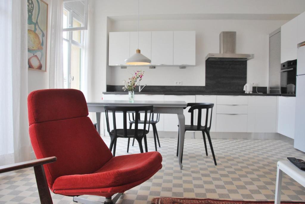 尼斯Les Gérardines by EnjoyNice, 3-room with Airco and balcony的厨房配有红色椅子和桌子