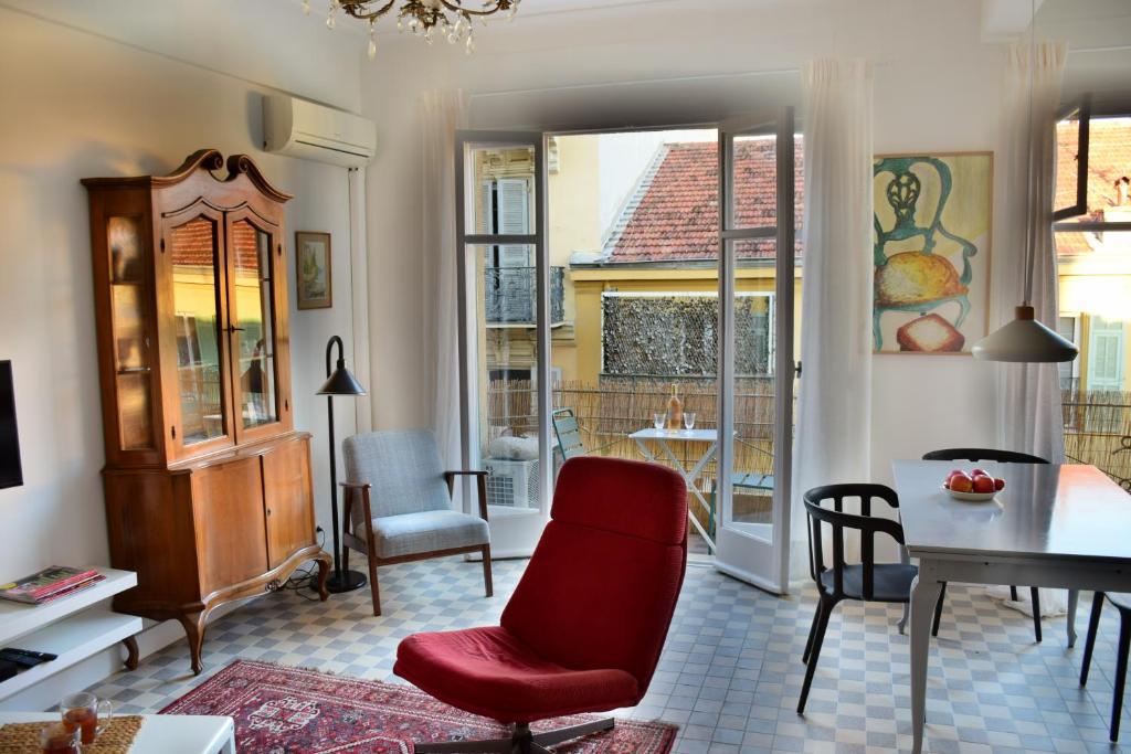 尼斯Les Gérardines by EnjoyNice, 3-room with Airco and balcony的客厅里有一把红色的椅子和一张桌子