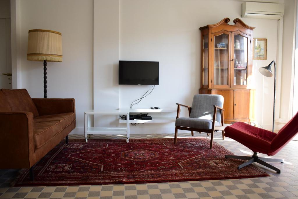 Les Gérardines by EnjoyNice, 3-room with Airco and balcony的电视和&#47;或娱乐中心