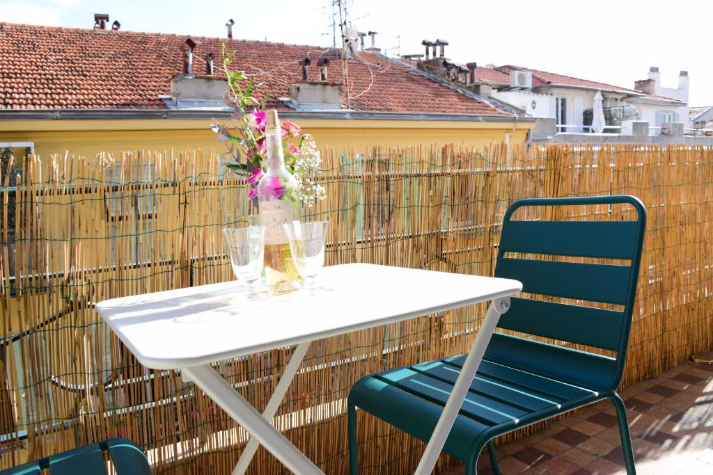 Les Gérardines by EnjoyNice, 3-room with Airco and balcony的阳台或露台