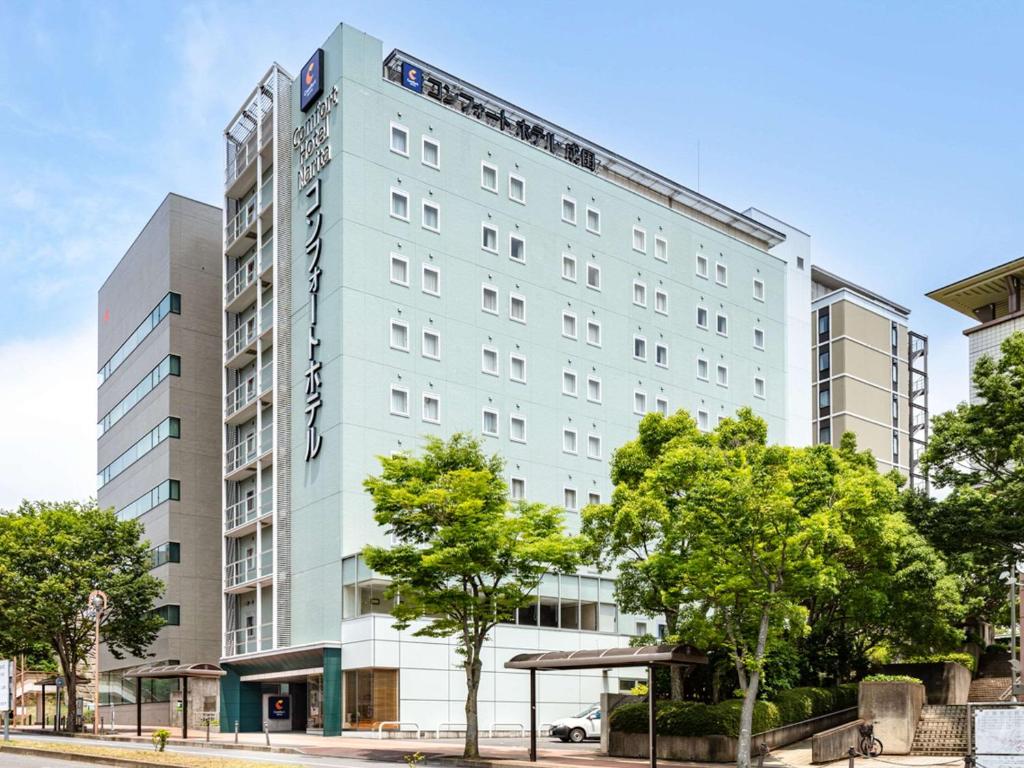 成田成田机场康福特茵酒店的建筑前面的酒店图片