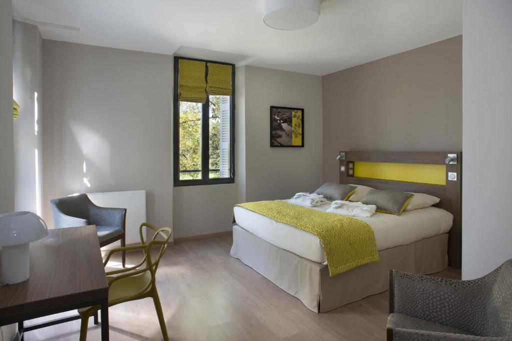 帕尔特奈多米蒂城堡公寓式酒店的卧室配有一张床和一张桌子及椅子