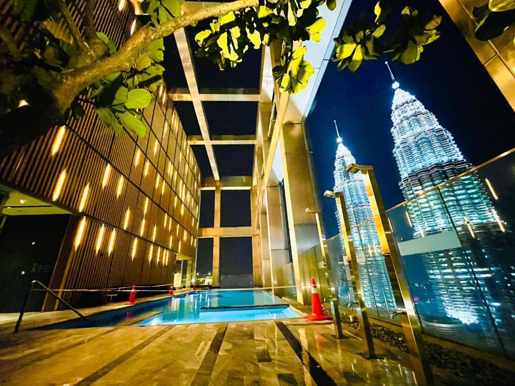 吉隆坡Tropicana The Residences KLCC CozeeStay的一座享有城市美景的建筑中的游泳池