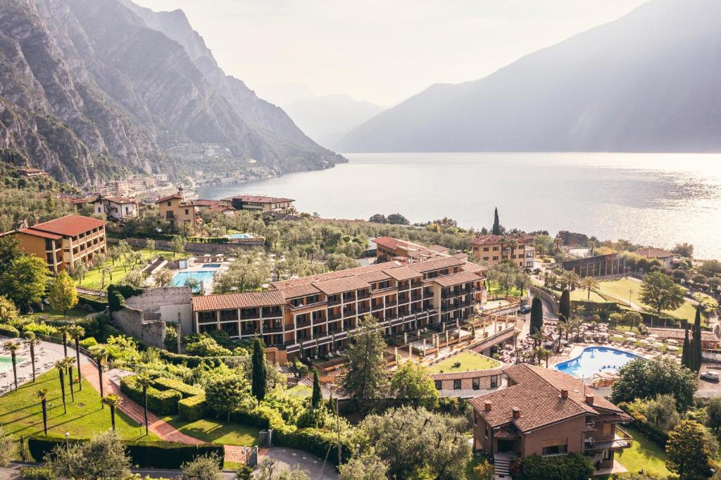 利莫内-苏尔加达Hotel Caravel的一座以湖泊和山脉为背景的度假胜地