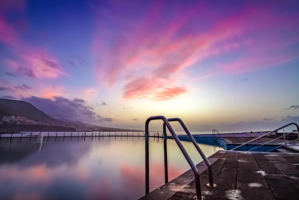 蓬塔德尔西达尔戈Sunset on the sea III的享有水体景致的码头