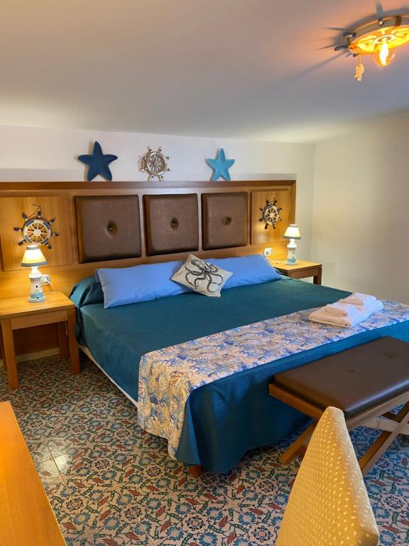 奇尼斯B&B Torre Pozzillo的卧室配有一张墙上蓝色星光床。