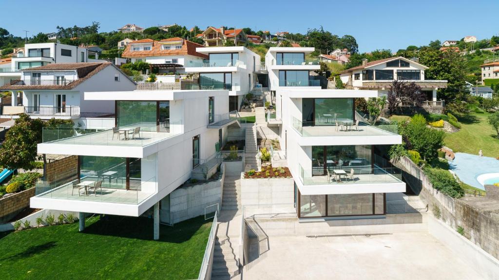 坎加斯德穆拉索Acíes Apartamentos Turísticos的享有带游泳池的房屋的空中景致