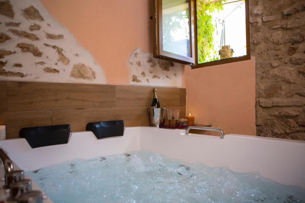 瓦伦西亚乐特莱特百斯威特旅馆的浴室内配有水浴缸