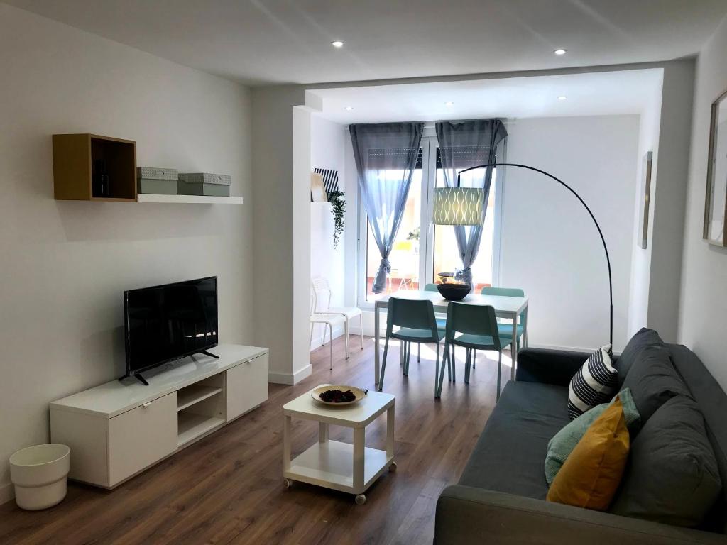 帕伦西亚INSIDEHOME Apartments - La Casita de Álex的客厅配有沙发和桌子