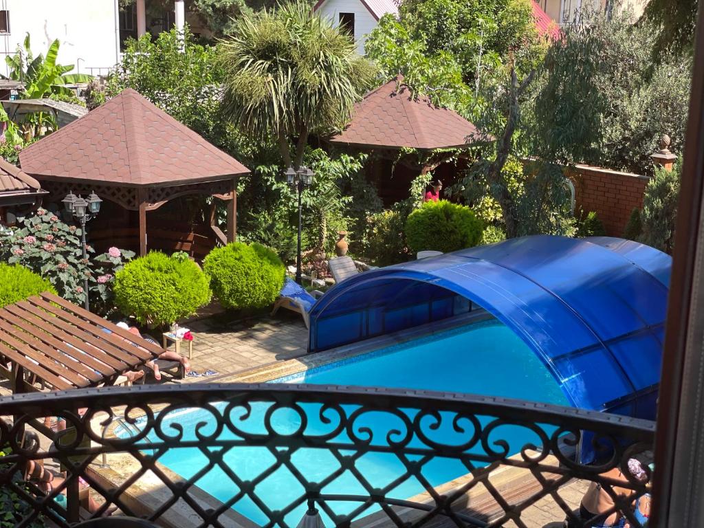 阿德勒卡萨布兰卡酒店的花园内的游泳池,带凉亭
