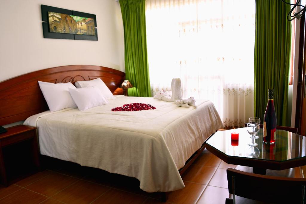 纳斯卡索尔德尔苏尔酒店的一间卧室配有一张带绿色窗帘的大床