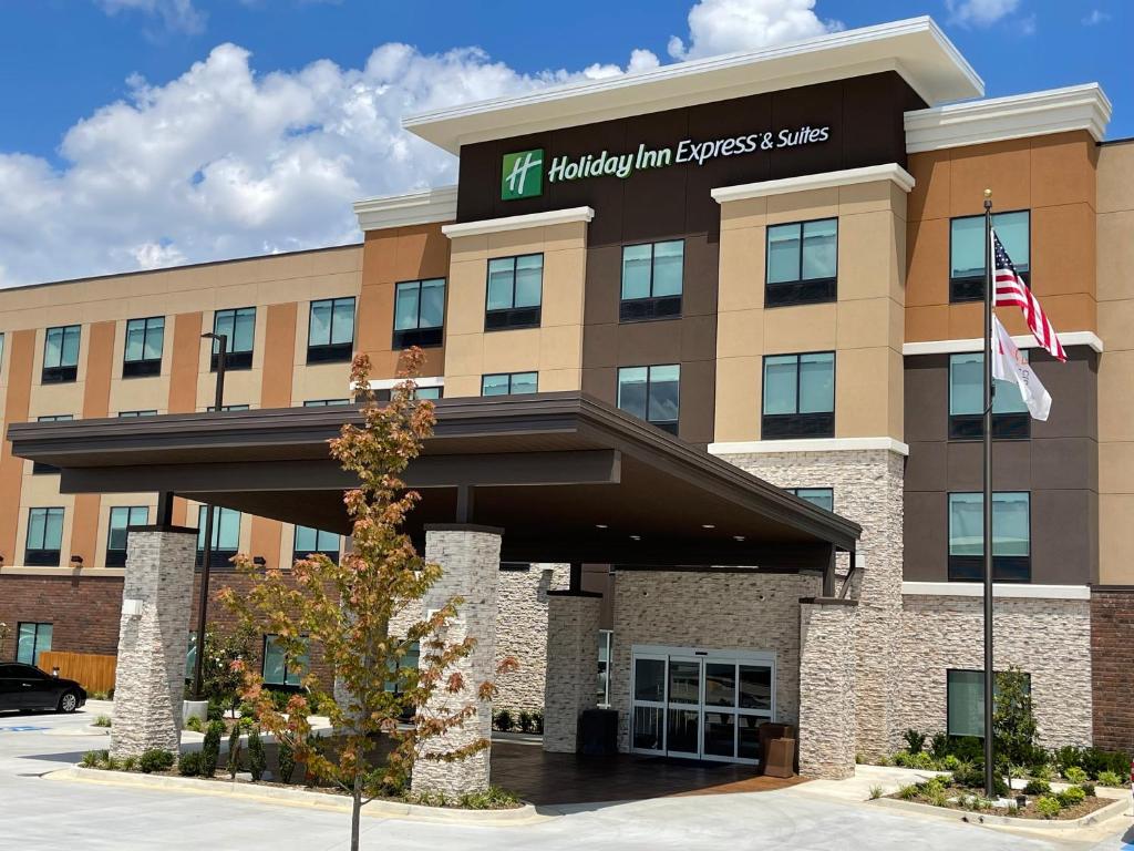 史密斯堡Holiday Inn Express & Suites - Ft. Smith - Airport, an IHG Hotel的带有Housston Inn快捷套房标志的办公楼