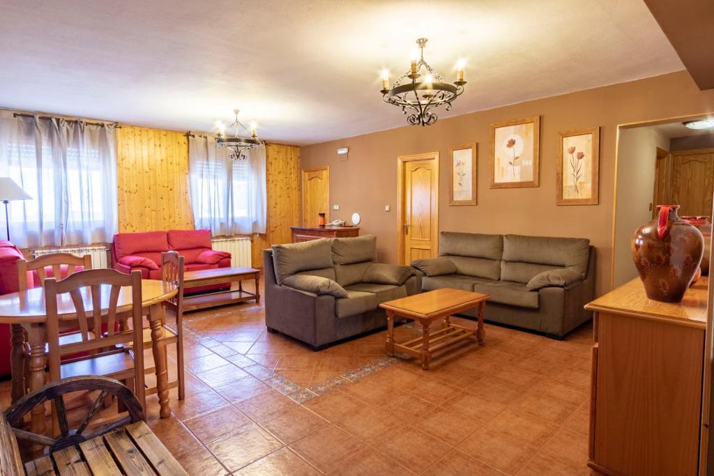 圣伊西德罗Hotel La Braña的客厅配有两张沙发和一张桌子