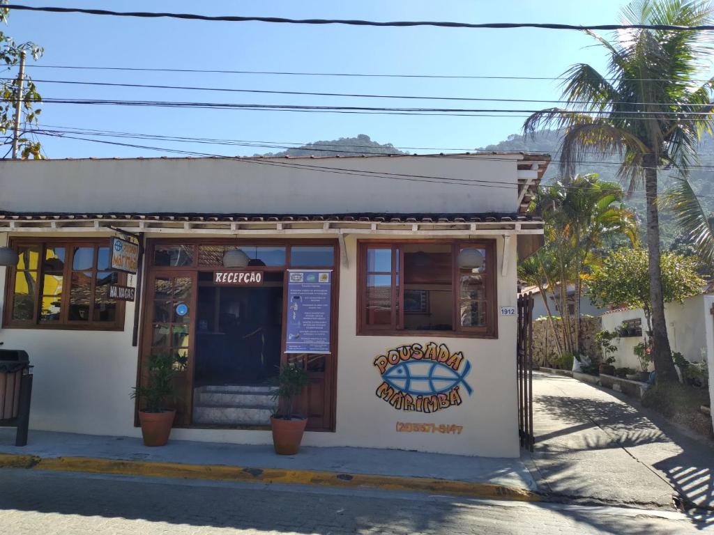 特林达德Pousada Marimbá的街边的餐厅