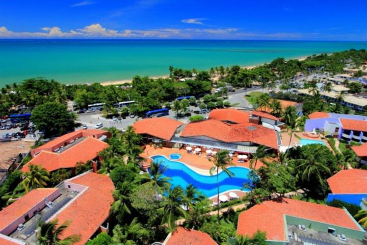 塞古罗港Resort Arcobaleno All Inclusive的享有带游泳池和海洋的度假村的空中景致