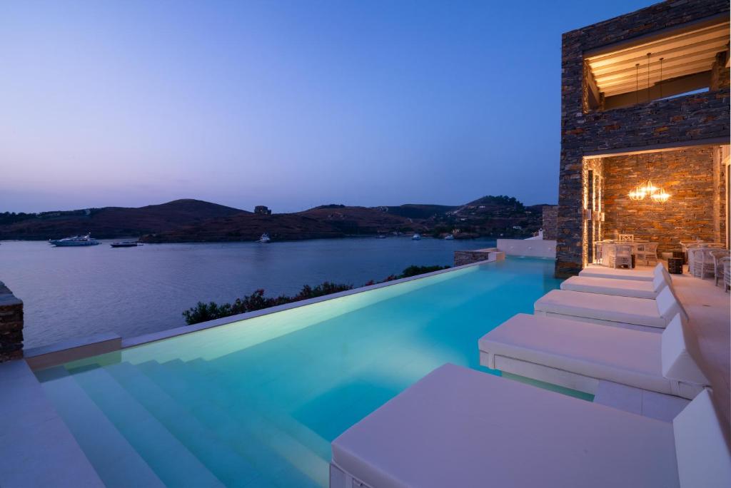 VourkariYdor Hotel & Spa by Sandglass的游泳池,晚上可欣赏到水景