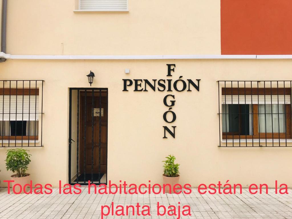 桑坦德Pension El Figon的建筑物一侧的标志