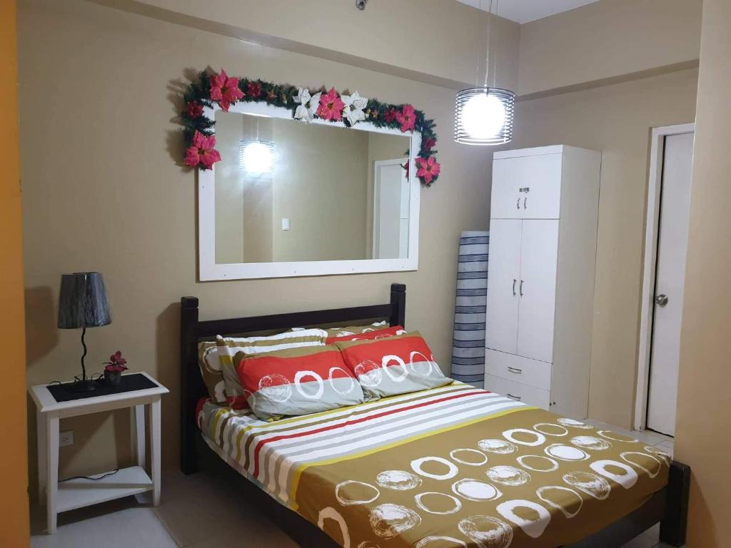 纳苏格布Pico de Loro Staycation (3 beds- 6 pax)的一间卧室配有一张床和一面大镜子