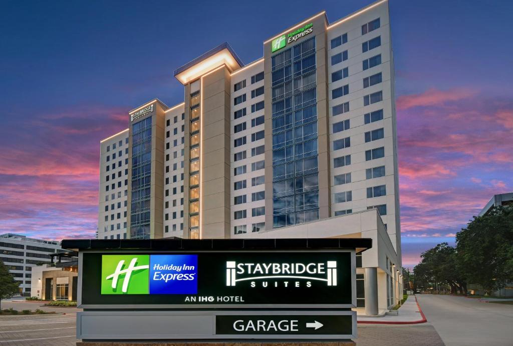 休斯顿Staybridge Suites - Houston - Galleria Area, an IHG Hotel的前面有标志的大建筑