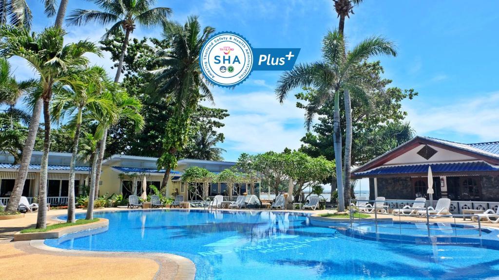 高兰Andaman Lanta Resort - SHA Extra Plus的和酒店同住的度假村的游泳池
