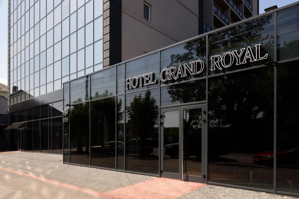 切尔诺夫策Grand Royal的一座带有字眼的玻璃建筑 宏伟皇家酒店